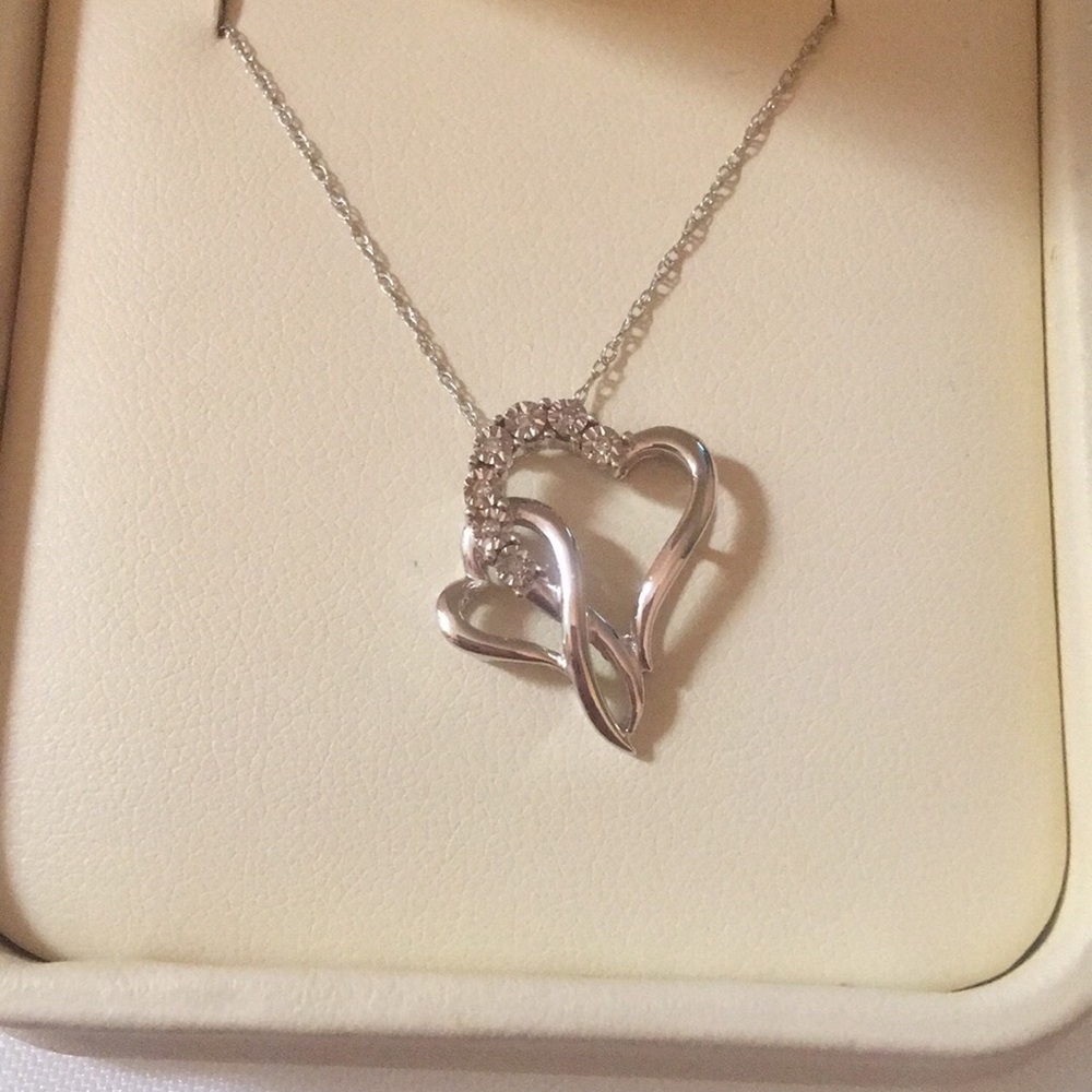 Stunning heart necklace Jareds